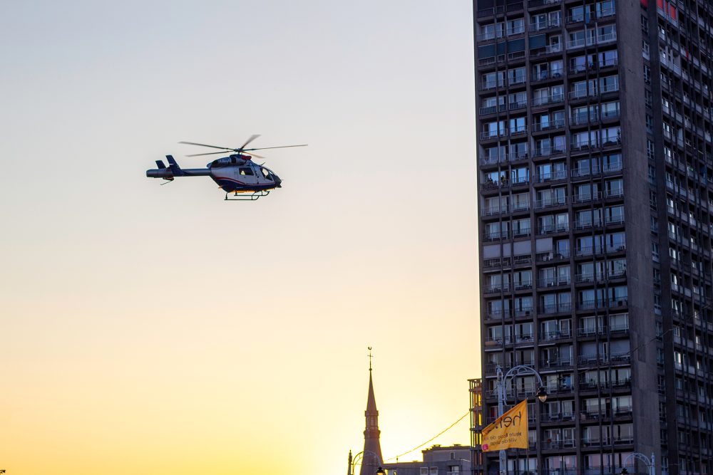 Helikopter neben dem brennenden Kennedy-Turm am 24.6.2024