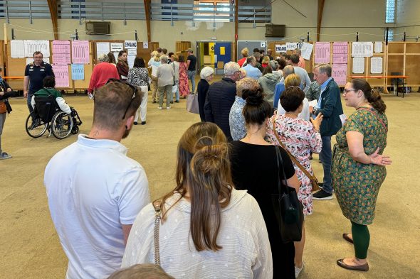 Warteschlange im Wahlbüro in Kettenis