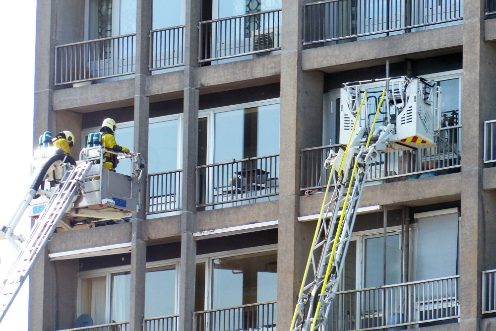 Feuerwehrleute im Einsatz nach dem Brand im Kennedy-Tower in Lüttich