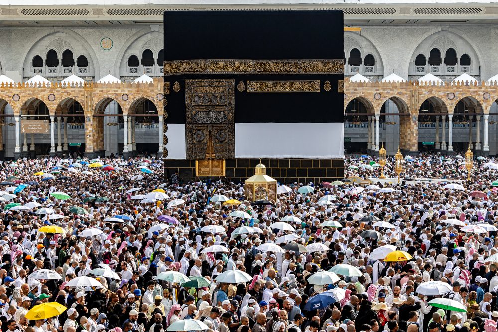 Muslimische Pilger vollziehen in der Großen Moschee in Mekka zum Abschluss der jährlichen Hadsch-Pilgerreise die Umrundung der Kaaba, des heiligsten Schreins des Islams