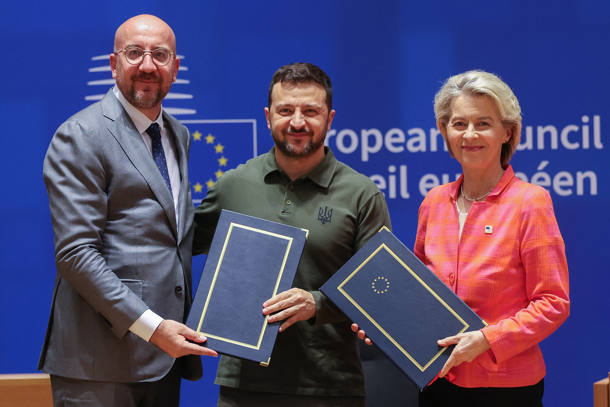 Der Präsident des Europäischen Rates, Charles Michel, der ukrainische Präsident Selenskyj und die Präsidentin der Europäischen Kommission, Ursula von der Leyen während der Unterzeichnungszeremonie des Sicherheitsabkommens während des Gipfeltreffens des Europäischen Rates