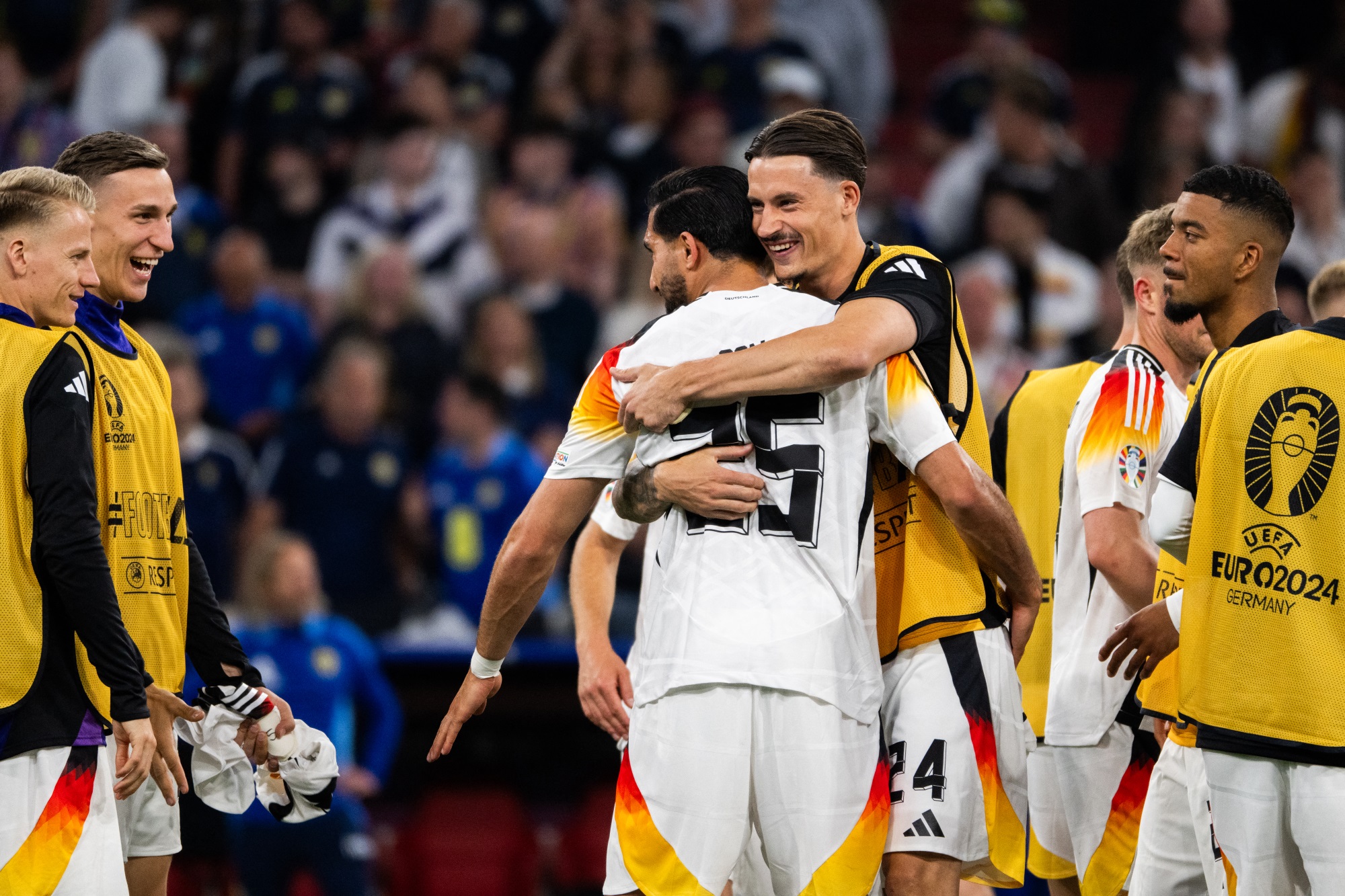 Die deutschen Spieler Robin Koch und Emre Can nach dem Eröffnungsspiel Deutschland gegen Schottland