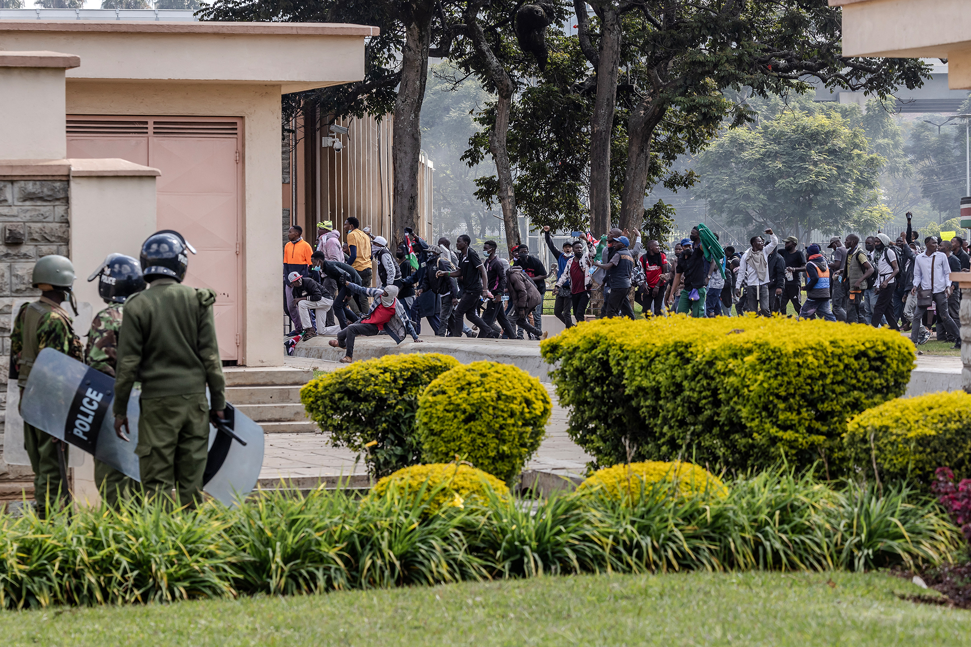 Demonstranten erstürmen während eines landesweiten Streiks gegen Steuererhöhungen und das Finanzgesetz das Parlament in Kenias Hauptstadt Nairobi