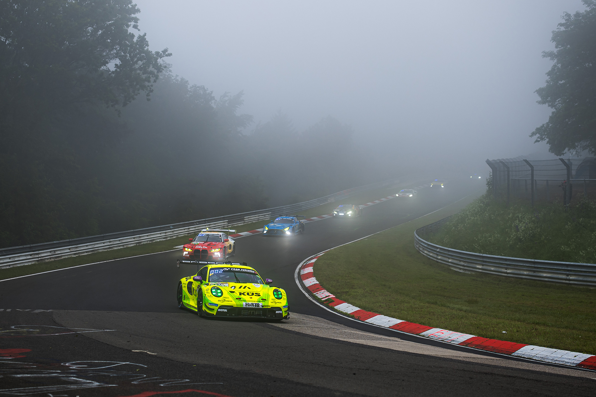 24-Stunden-Rennen auf dem Nürburgring im Nebel