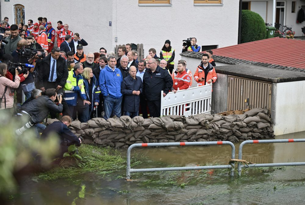 Kanzler Olaf Scholz mit dem bayerischen Ministerpräsidenten Söder und Innenministerin Nancy Faeser in Reichertshofen (Bild: Lukas Barth/AFP)