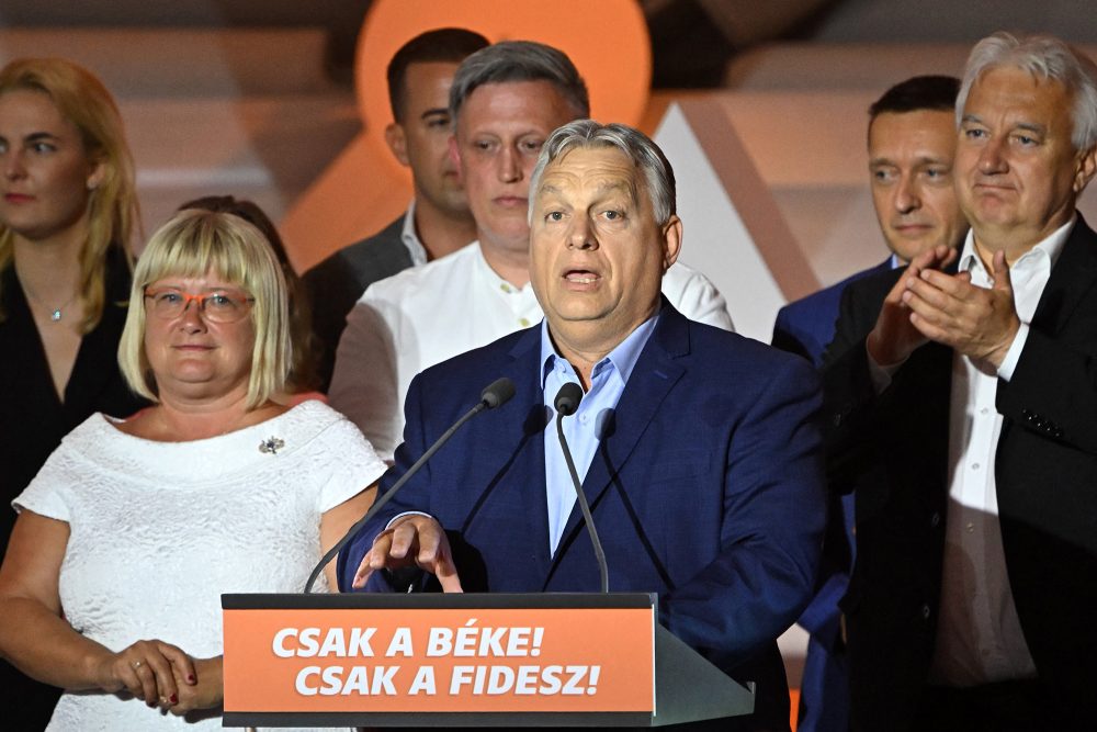 Der ungarische Ministerpräsident Viktor Orban spricht nach der Europawahl zu den Anhängern seiner Fidesz-Partei