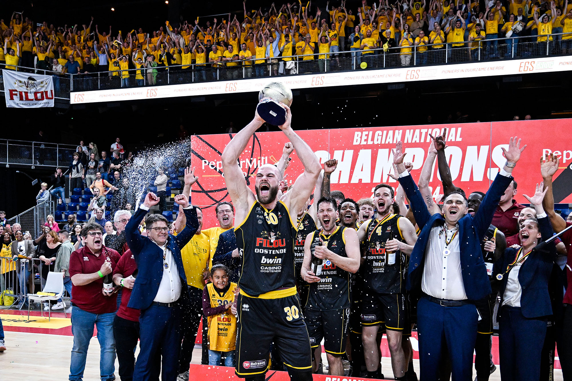 Die Basketballer von Ostende feiern ihren 25. Landesmeistertitel