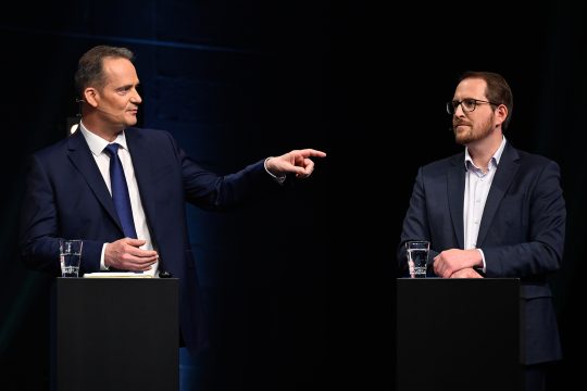 Oliver Paasch (ProDG) und Jérôme Franssen (CSP) bei der PDG-Wahldebatte von GrenzEcho und BRF