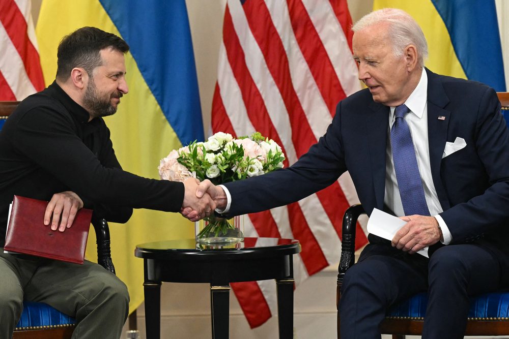 Wolodymyr Selenskyj und Joe Biden in Paris