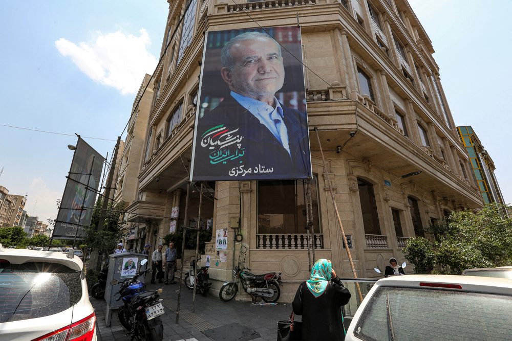 Wahlplakat von Massud Peseschkian in Teheran