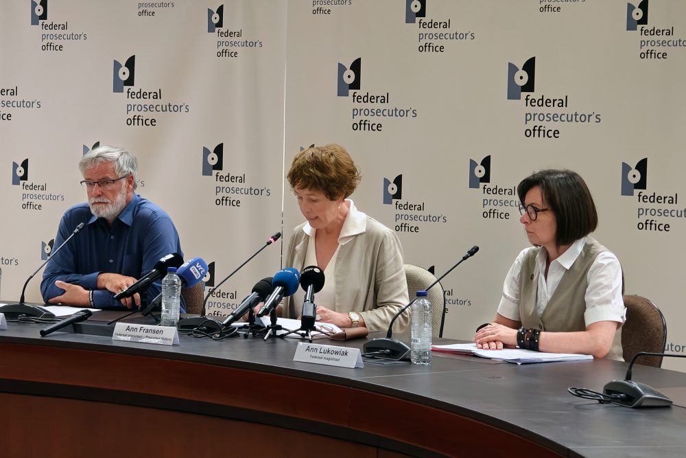 Eric Van Der Sypt, Ann Fransen und Ann Lukowiak von der Föderalen Staatsanwaltschaft geben auf einer Pressekonferenz den Abschluss der gerichtlichen Ermittlungen im Fall der "Killerbande von Brabant" bekannt