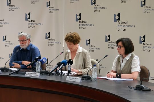 Eric Van Der Sypt, Ann Fransen und Ann Lukowiak von der Föderalen Staatsanwaltschaft geben auf einer Pressekonferenz den Abschluss der gerichtlichen Ermittlungen im Fall der "Killerbande von Brabant" bekannt