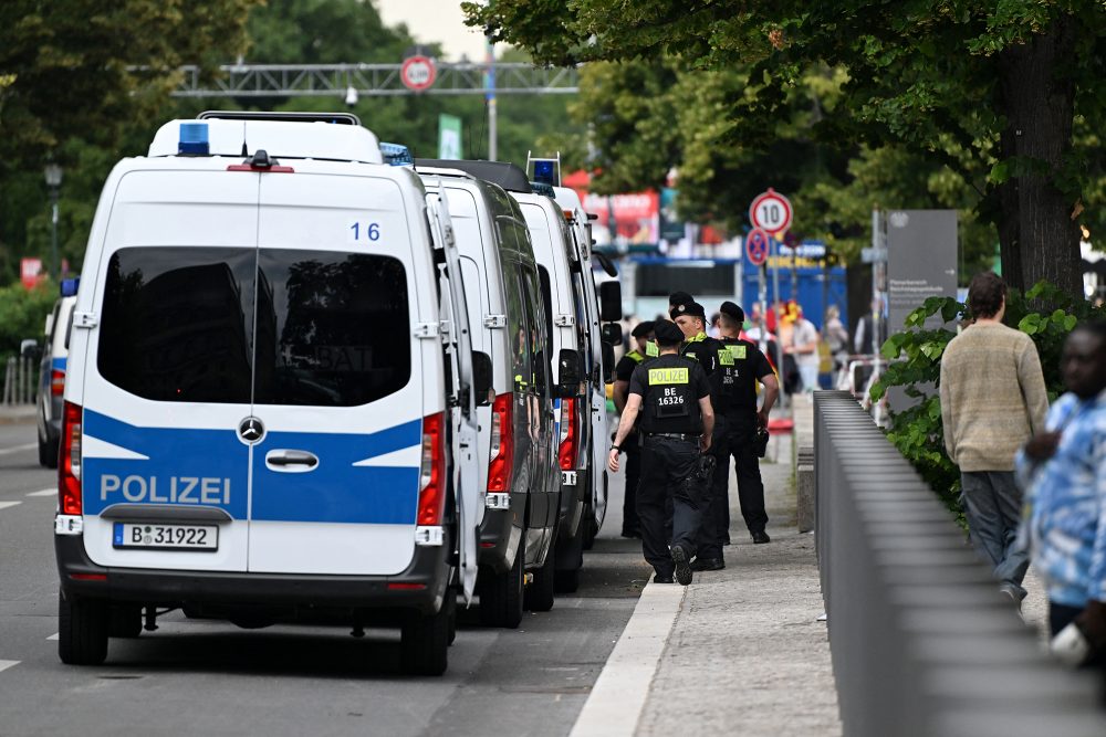 Deutsche Polizei vor dem Stadion von Berlin