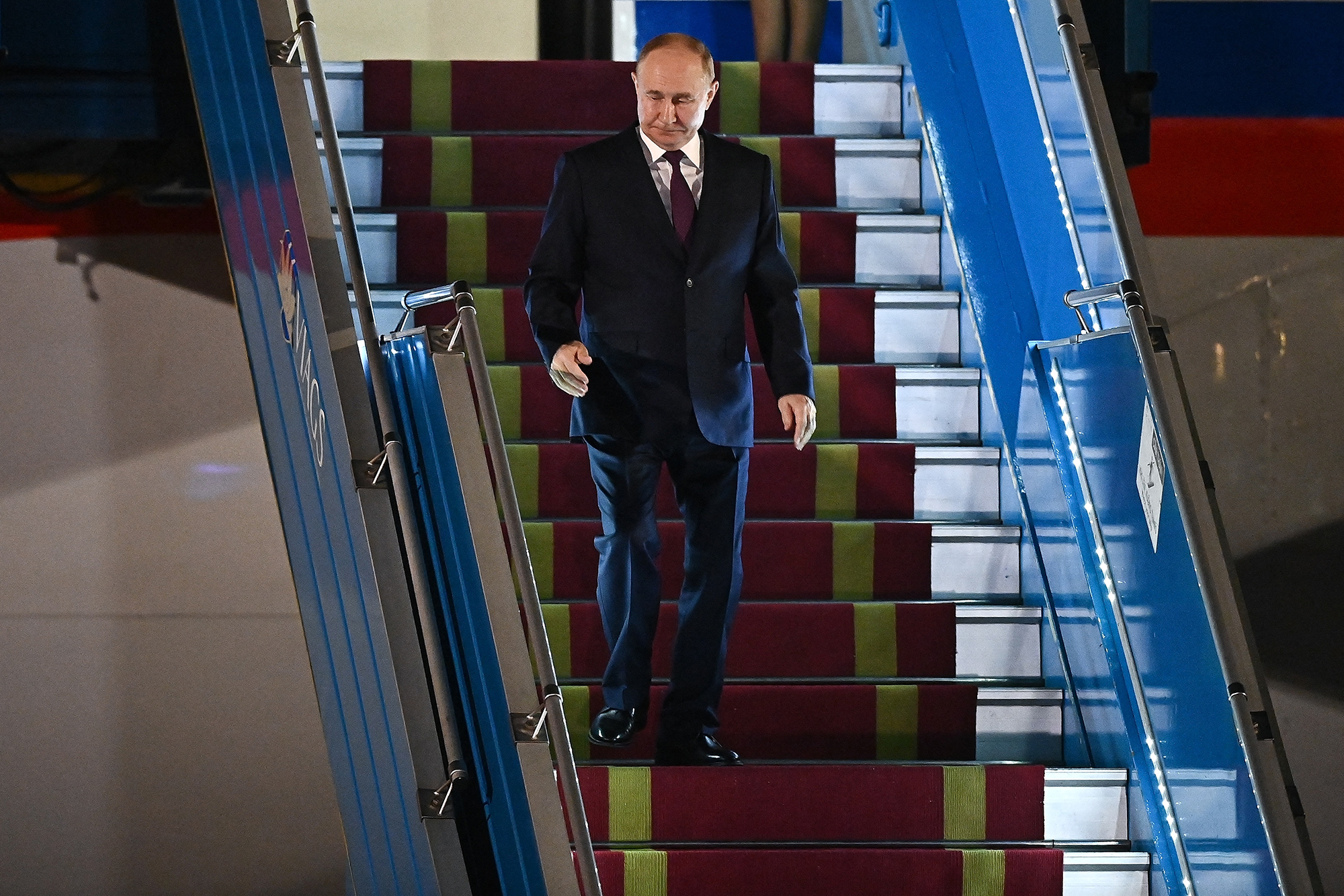 Russlands Präsident Putin bei seiner Ankunft am Flughafen in der vietnamesischen Hauptstadt Hanoi