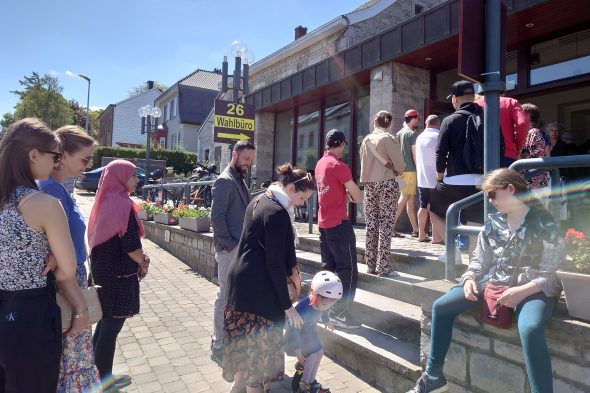 Warteschlange vor dem Wahlbüro Bergscheider Hof in Raeren