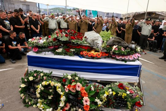 Beisetzungsfeierlichkeiten für einen der achte getöteten israelischen Soldaten