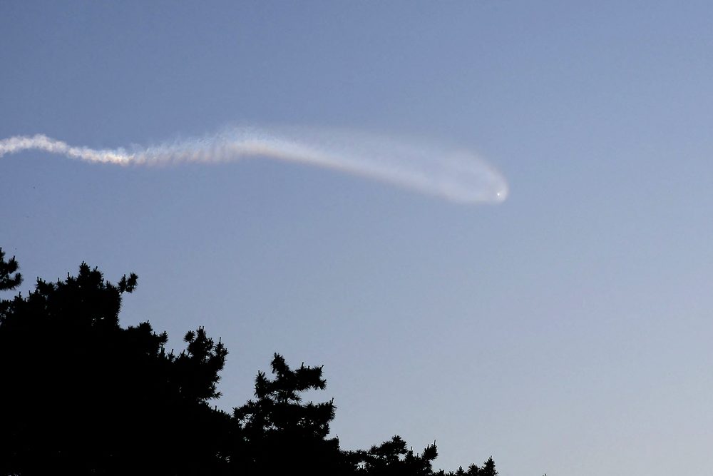 Ein Kondensstreifen, der vermutlich von einer nordkoreanischen Rakete stammt, fotografiert von der südkoreanischen Insel Yeonpyeong aus nahe der nördlichen Grenzlinie zu Nordkorea