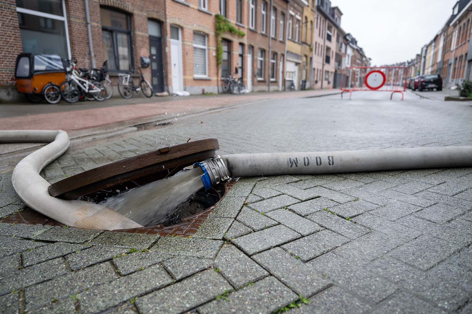 Nach starken Regenfällen wird in Lier (Provinz Antwerpen) Wasser aus Kellern in die Kanalisation gepumpt