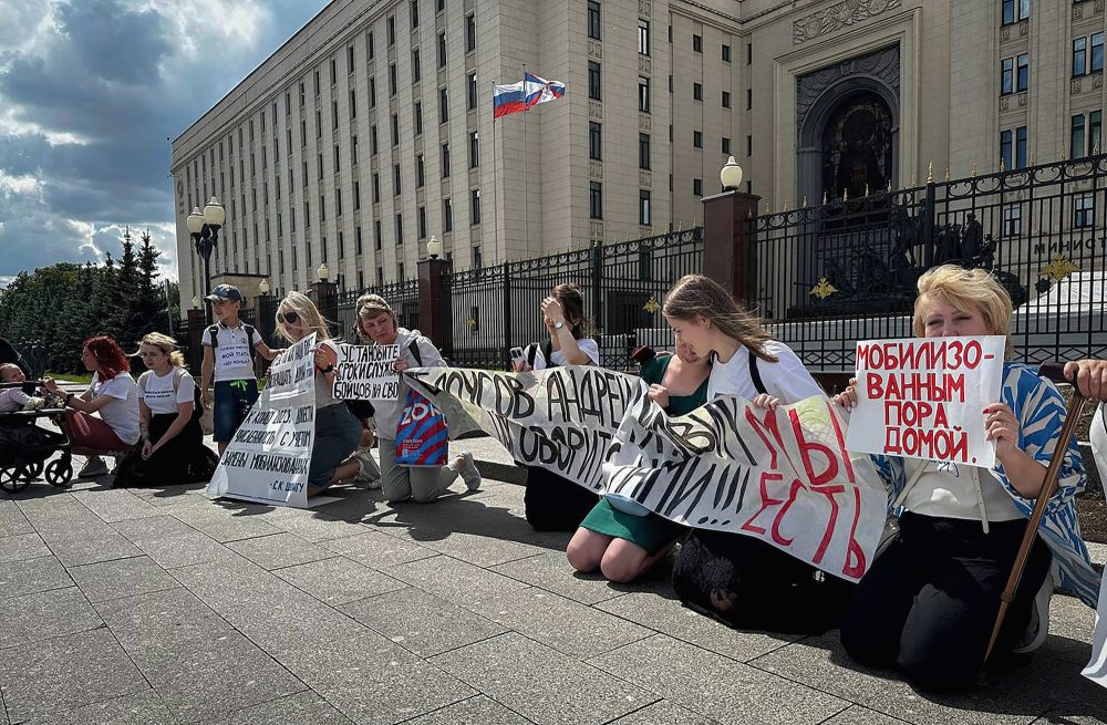 Russische Frauen protestieren vor russischem Verteidigungsministerium