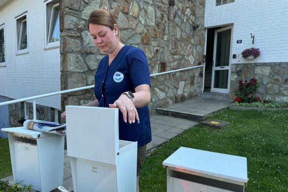 Zu den Aufgaben von Safpa-Familienhelferin Laura Watteeuw gehört auch das Leeren der Briefkästen