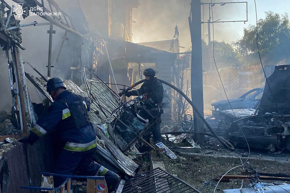 Feuerwehrleute bei der Arbeit am Ort eines russischen Angriffs im Zentrum von Vilniansk in der Region Saporischschja