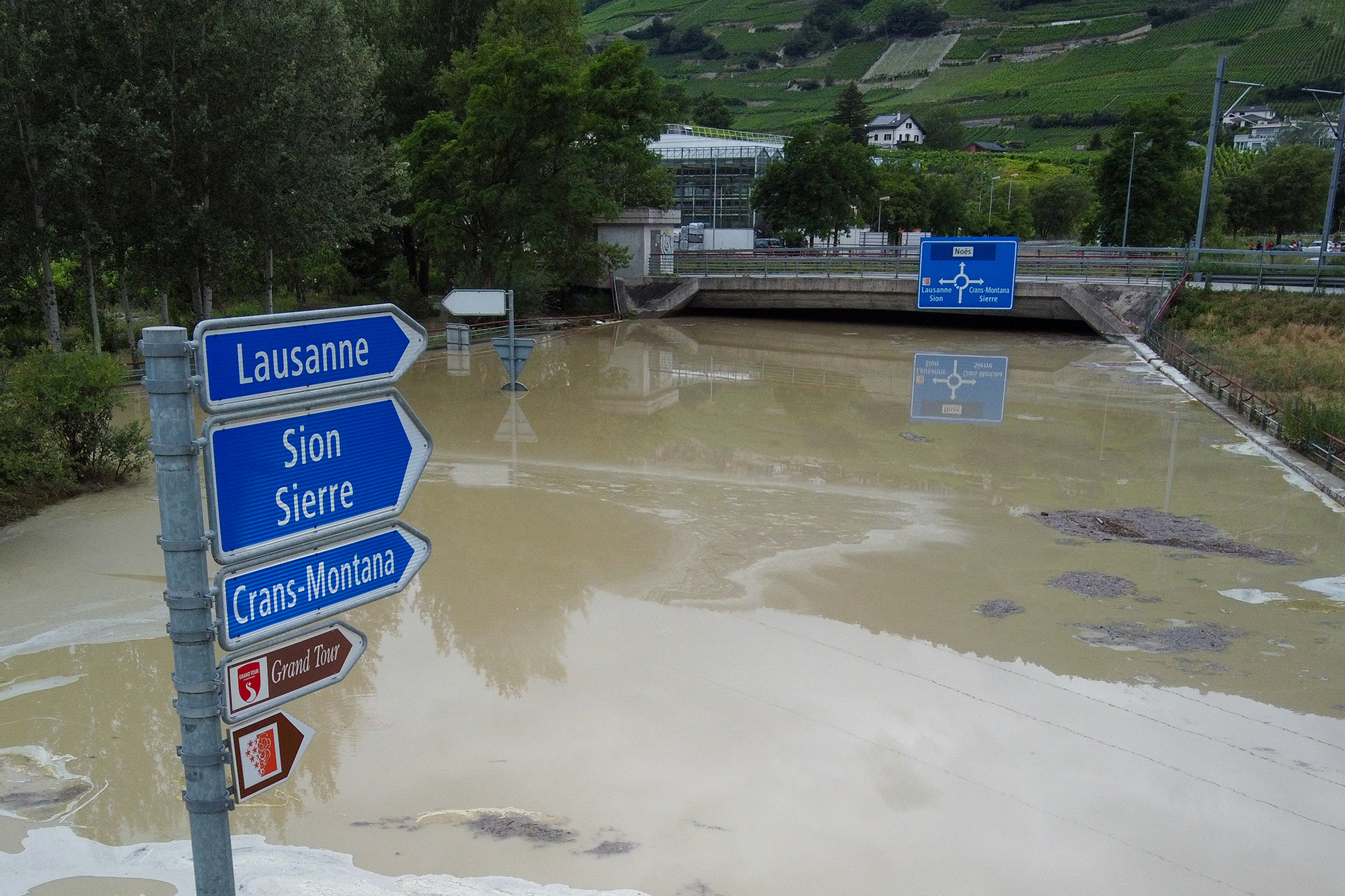 Überflutete Straße in der Nähe von Sierre in der Westschweiz