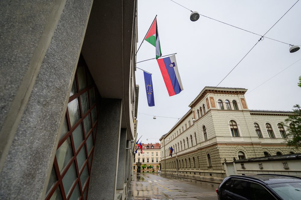 Am Regierungsgebäude in Ljubljana weht neben der slowenischen und der europäischen Flagge auch die palästinensische Fahne