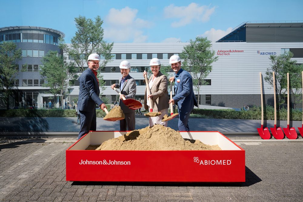 Spatenstich zum Erweiterungsbau von Abiomed: Dr. Thorsten Sieß (Abiomed), Joaquin Duato (Johnson&Johnson), Oberbürgermeisterin Sybille Keupen und Dirk Michels (Abiomed Europe)