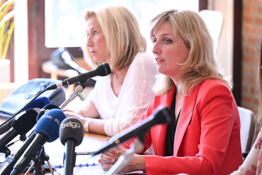 Die wallonische Umweltministerin Celine Tellier bei der Pressekonferenz über die Ergebnisse der durchgeführten Bluttests