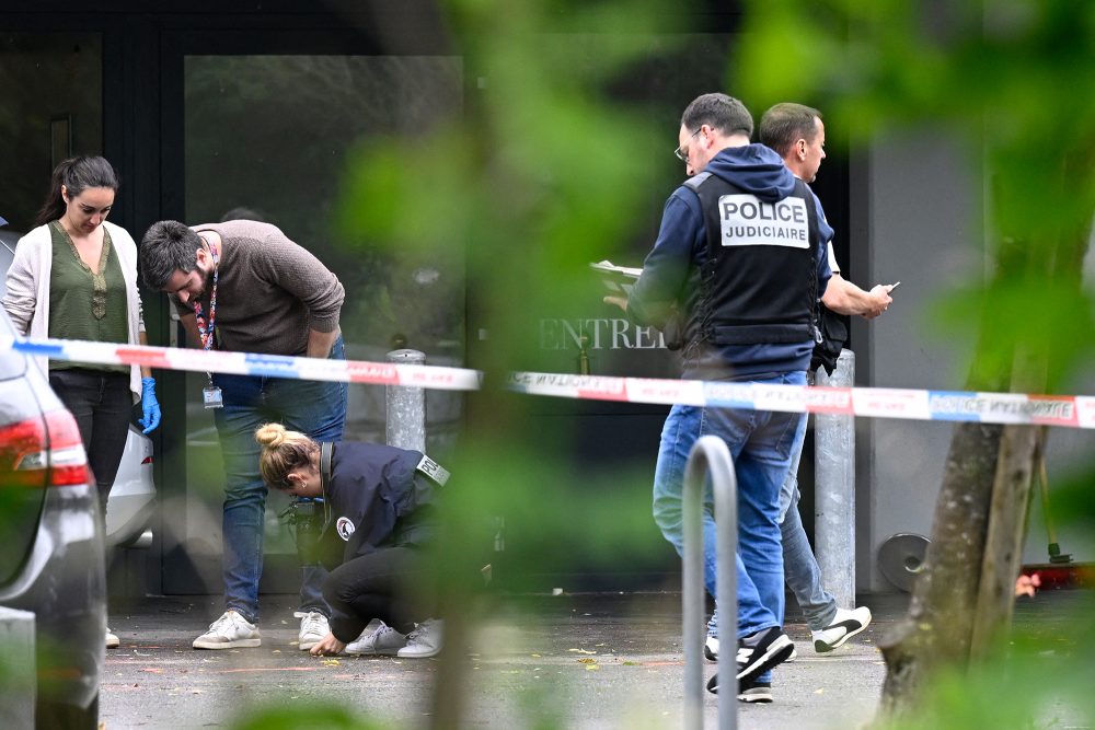 Polizeibeamte arbeiten am Tatort einer Schießerei, die sich in der Nacht zuvor während einer Hochzeitsfeier in Thionville in Ostfrankreich ereignet hat