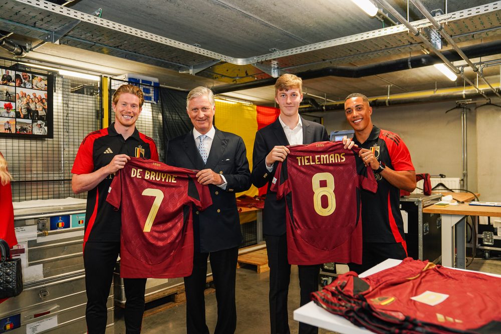 König Philippe und Prinz Emmanuel besuchen das Trainingszentrum der Roten Teufel im Tubize