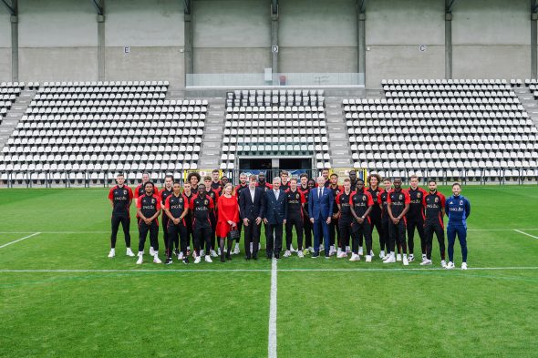 König Philippe und Prinz Emmanuel besuchen das Trainingszentrum der Roten Teufel im Tubize