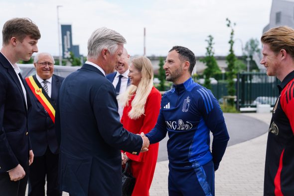 König Philippe und Prinz Emmanuel besuchen das Trainingszentrum der Roten Teufel im Tubize