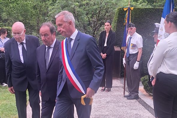 Die offiziellen Persönlichkeiten bei der Kranzniederlegung in Cueille: Roland Gonieau, Präsident des "Comité des Martyrs", der frühere Präsident François Hollande und Benard Combes, Bürgermeister von Tulle