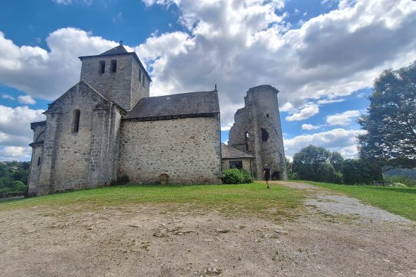 An der Straße Tulle-Brive der malerische Ort Cornil mit der Kirche St-Etienne und Schlossruine