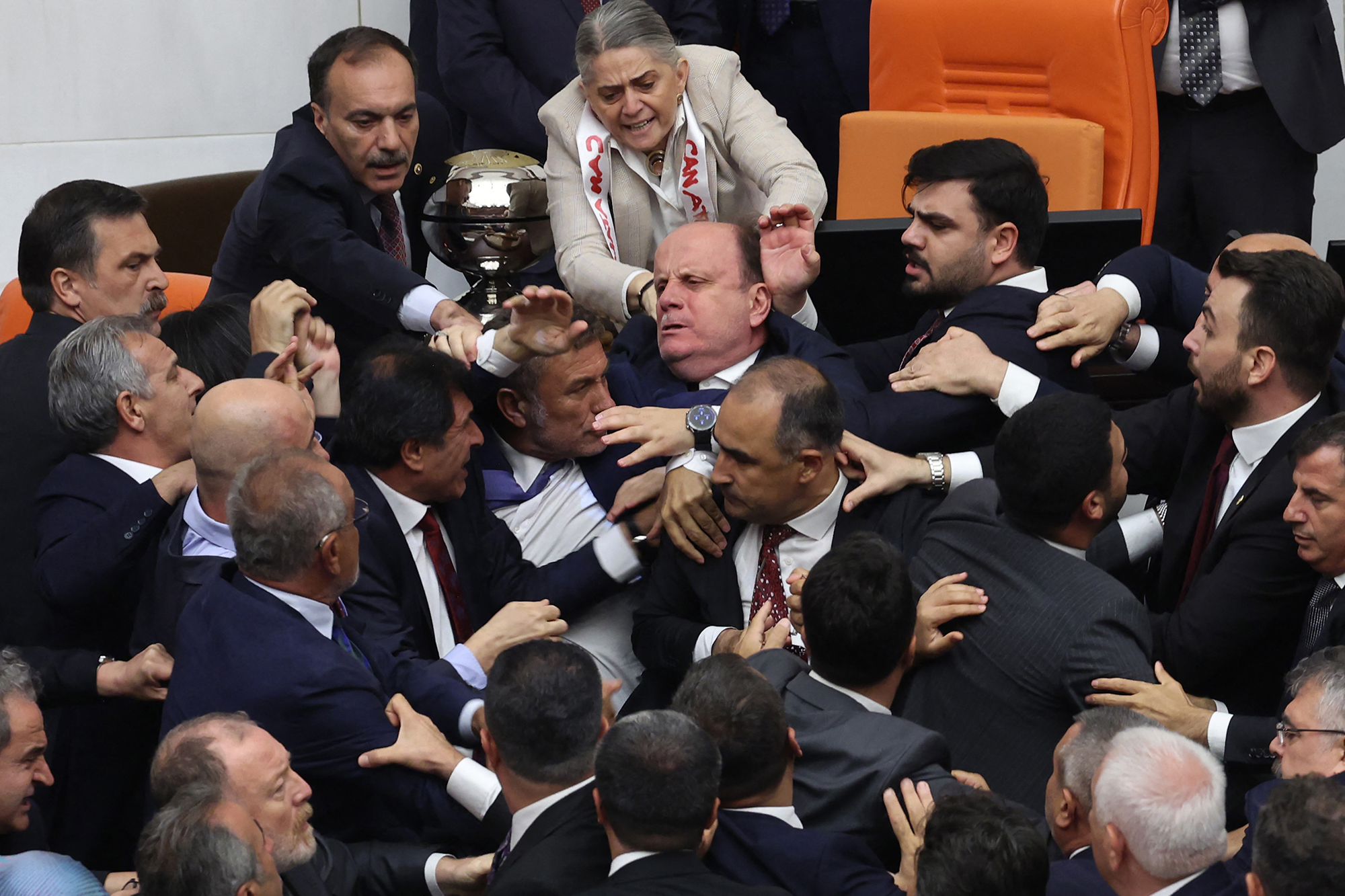 Schlägerei im türkischen Parlament