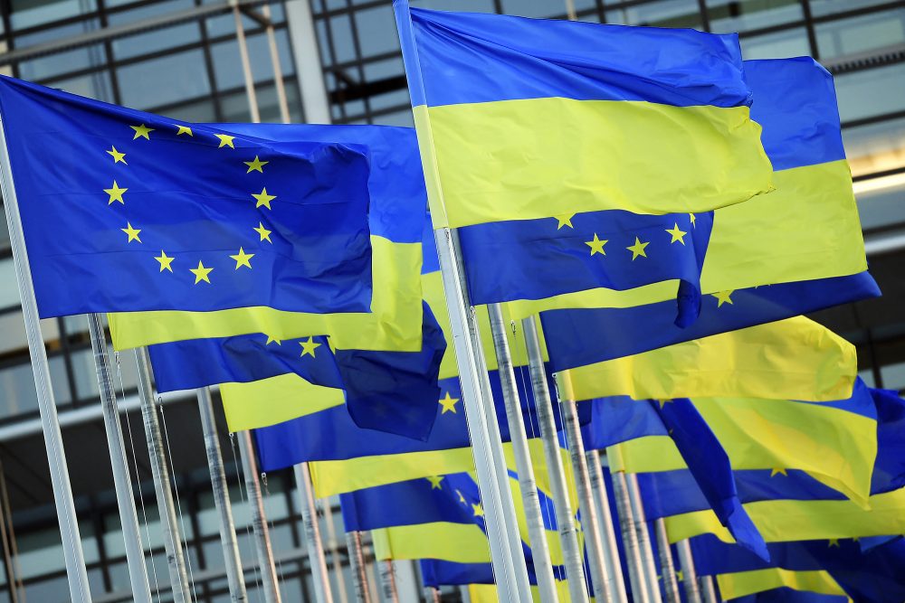 Flaggen der EU und der Ukraine vor dem Europaparlament in Straßburg