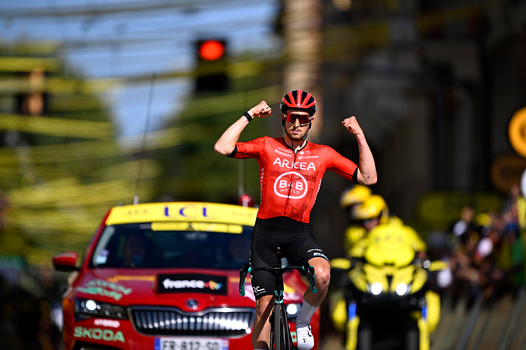 Der Franzose Kevin Vauquelin jubelt, als er die Ziellinie überquert und die 2. Etappe der Tour de France von Cesenatico nach Bologna gewinnt