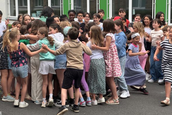 Viele Kinder wollten KAE-Schulleiterin Karin Plumacher noch ein letztes Mal umarmen