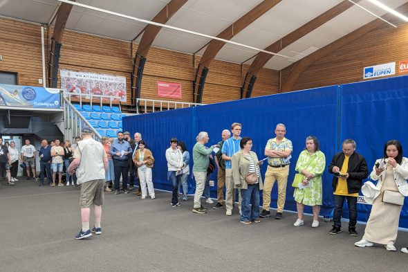 Warteschlange im Wahlbüro Stockbergerweg in Eupen