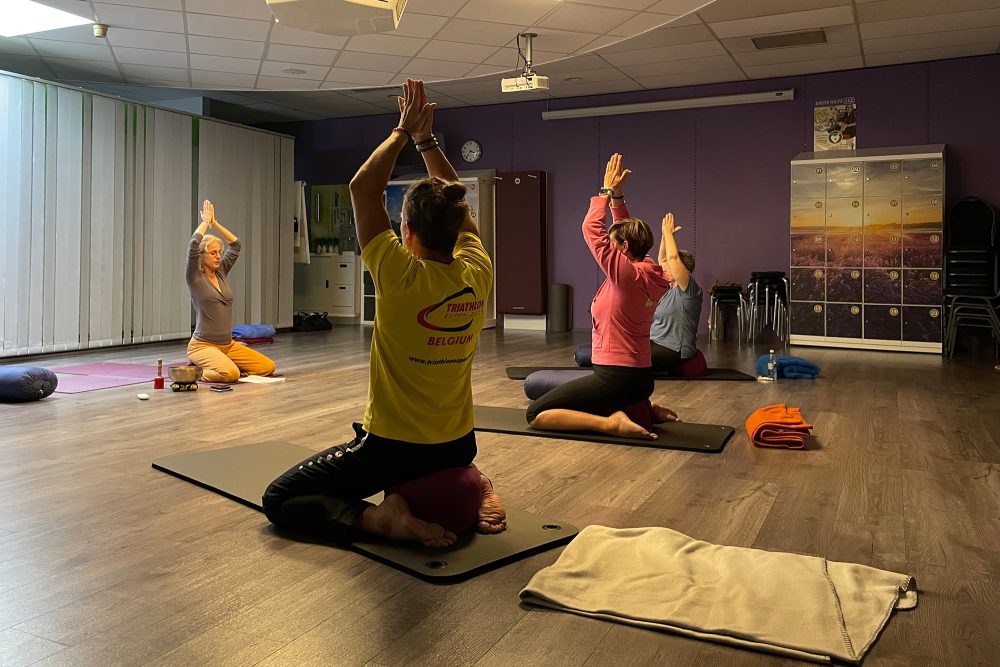 Anne Rigaud gibt Yoga-Unterricht bei der Eiche