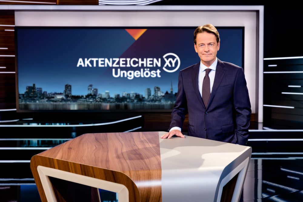 Aktenzeichen XY... ungelöst: Moderator Rudi Cerne im Studio