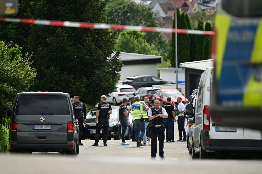 Polizisten am Tatort der Schießerei in Albstadt-Lautlingen