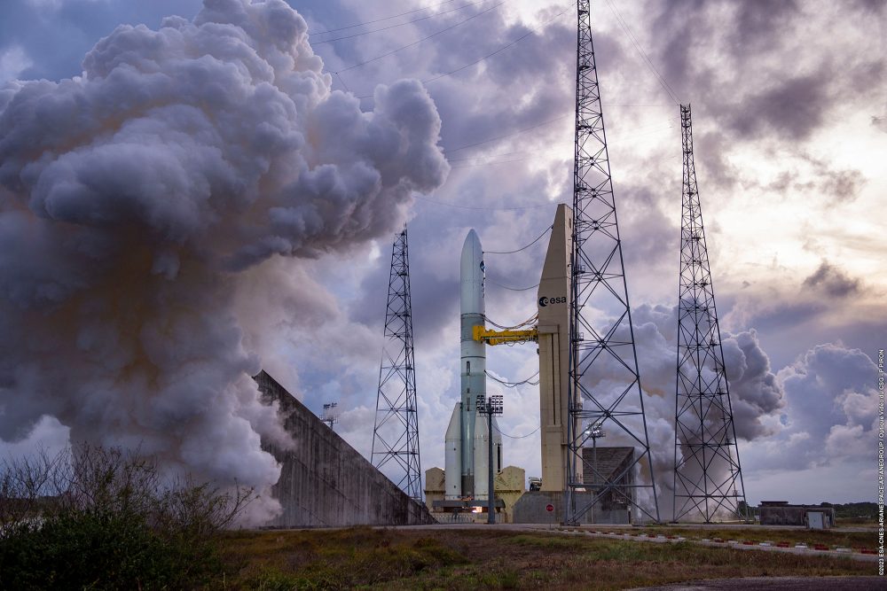 Beim Testlauf der Ariane 6-Rakete im Raumfahrtzentrum in Kourou, Französisch-Guayana, steigt Rauch in den Himmel