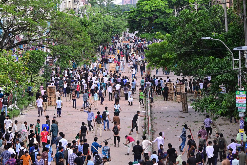 Demonstranten geraten in der Stadt Dhaka in Bangladesch aneinander