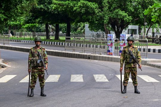 Soldaten überwachen die Ausgangssperre in Dhaka