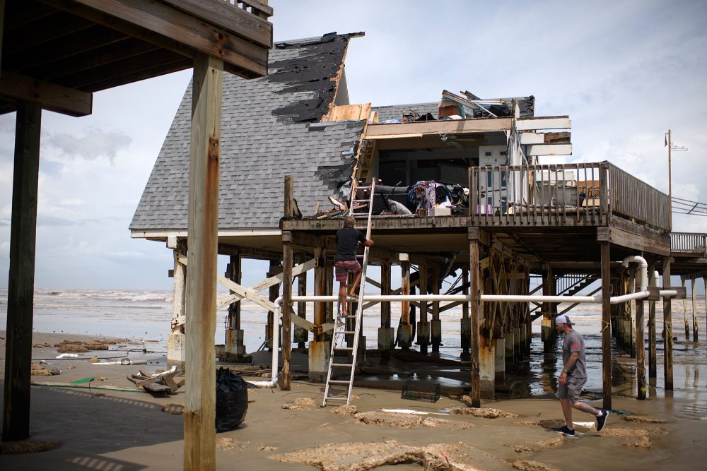 Zerstörtes Haus in Surfside Beach im US-Bundesstaat Texas