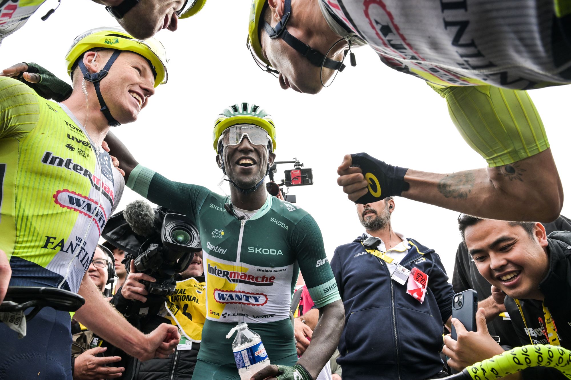 Das Team von Intermarché-Wanty freut sich mit Biniam Girmay über dessen zweiten Tageserfolg bei der Tour de France (Bild: Szymon Gruchalski/Belga)