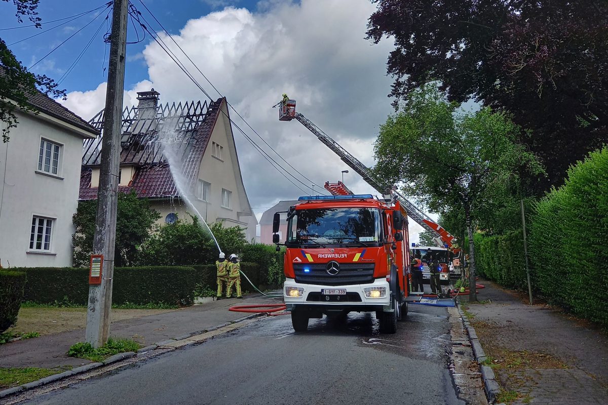 Die Feuerwehr hat den Brand im Lascheterweg unter Kontrolle