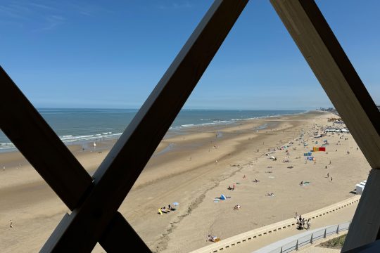 Aus dem Hotel "Silt" in Middelkerke blickt man direkt auf den Strand